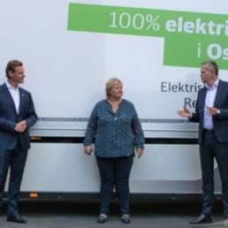 Erna Solberg avduket DB Schenkers nye elektriske Volvo FL, sammen med DB Schenkers konsernsjef Jochen Thewes (til venstre) og Schenkers toppsjef i Norge, Knut Eriksmoen.